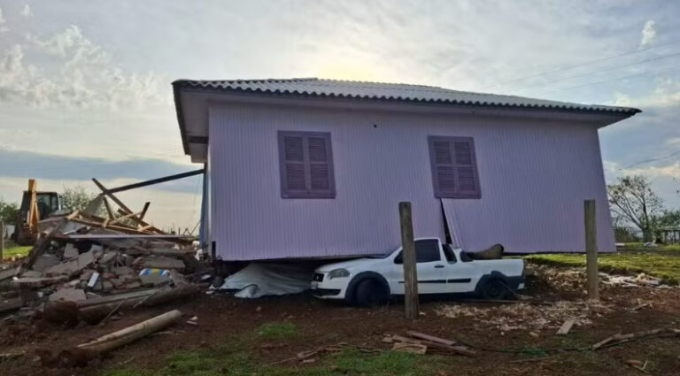 Ventos fortes arrastam casa de madeira para cima de carro em Santa Catarina
