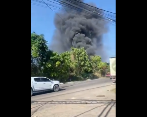 Fumaça densa e negra se espalha após incêndio em lixeira clandestina em Manaus; vídeo