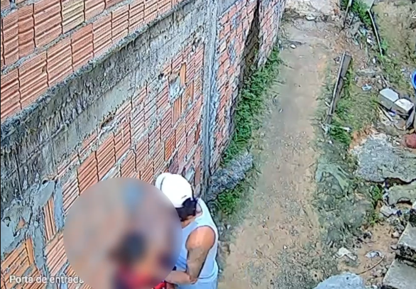 Homem agarra criança e se masturba em beco em Manaus