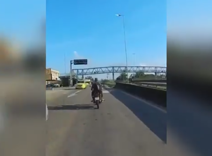 Dupla em moto desafia policiais e causa pânico na rodovia