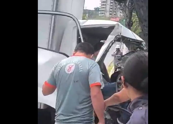 Motorista fica preso às ferragens em grave acidente com carreta em avenida de Manaus; vídeo