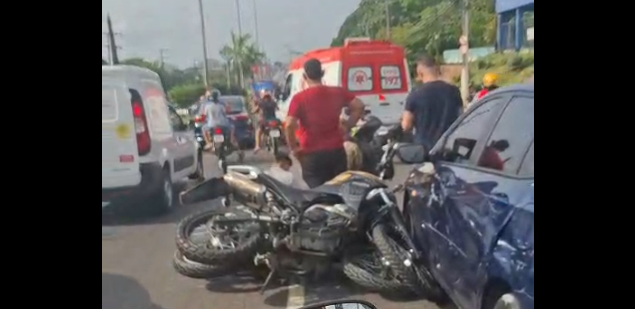 Motociclista é arremessado ao ser atingido por carro em frente a motel em Manaus