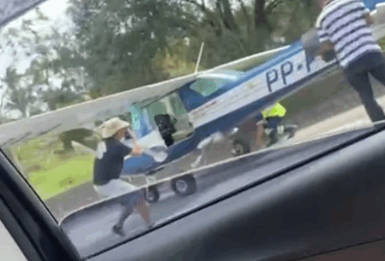 Avião monomotor faz pouso de emergência em rodovia de São Paulo Avião monomotor faz pouso de emergência em rodovia de São Paulo