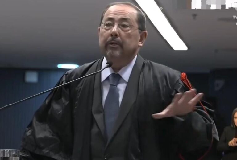 Em 2° dia de julgamento, defesa de Bolsonaro diz que Mauro Cid "não é confiável"
