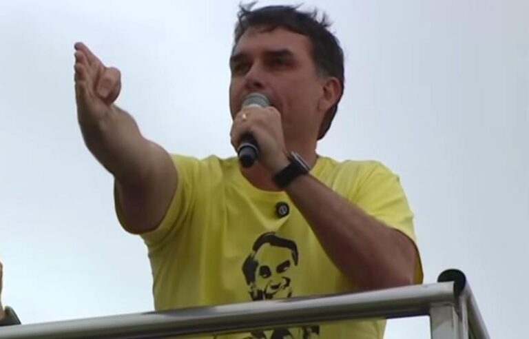 Durante manifestação em Copacabana, Flávio Bolsonaro manda recado ao STF: "Bolsonaro vai encarar de frente essa covardia"