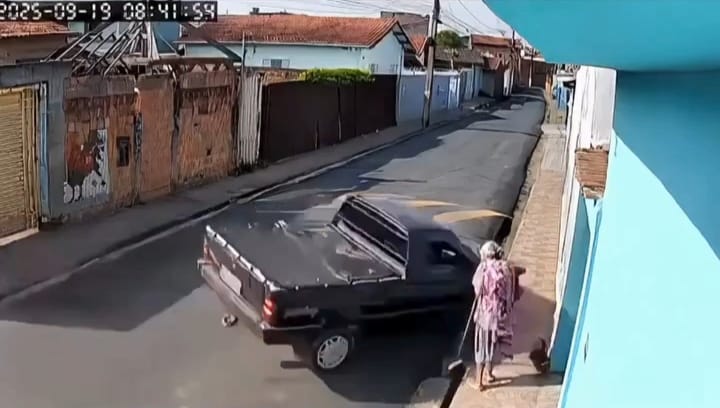 Em MG, idosa escapa por pouco de ser atropelada por picape desgovernada; veja vídeo