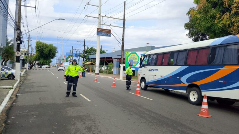 Operação apreende e autua veículos por transporte irregular na zona sul de Manaus