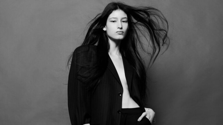 Conheça Luiza Perote, modelo de Humaitá que já desfilou para Gucci e Chanel