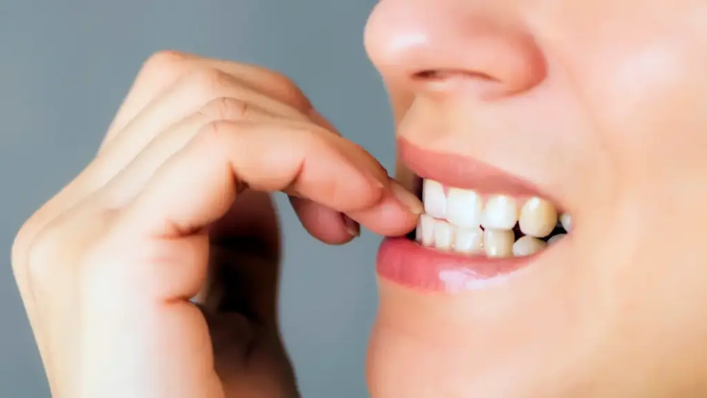 Você sabia que roer as unhas pode causar mau hálito? Especialista explica