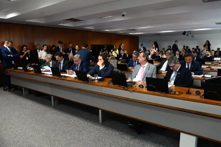 CCJ do Senado Feederal rejeita por unanimidade a PEC da Blindagem