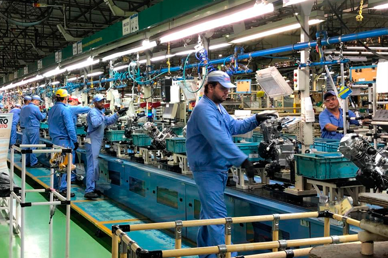 Trabalhadores na linha de produção em fábrica na Zona Franca de Manaus (Foto: Valmir Lima)