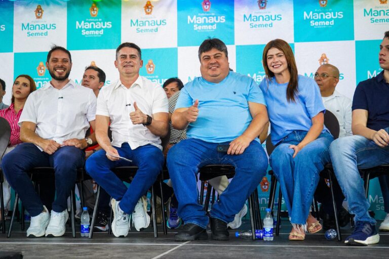 David Reis ao lado do prefeito de Manaus, David Almeida, em inauguração de escola
