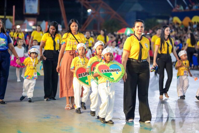 Inclusão: 115 alunos autistas com uso de abafadores sonoros participaram de Desfile cívico em Coari