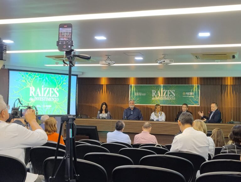Mesa com executivos de empresas instaladas no Polo Industrial de Manaus durante o evento Raízes do Investimento