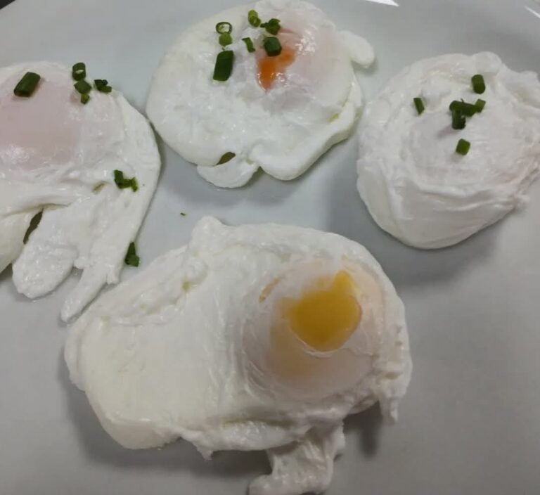 Ovos pochê com diferentes pontos de gema