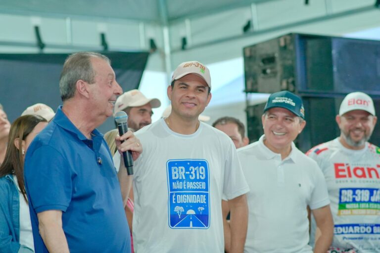 Senador Omar Aziz discursa em Humaitá sob o olhar atento de Saullo Vianna