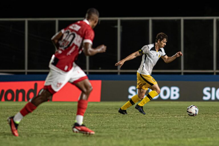 A partida acontece nesta segunda-feira (15), às 20h30 (horário de Manaus), no estádio Rei Pelé, em Maceió (AL)