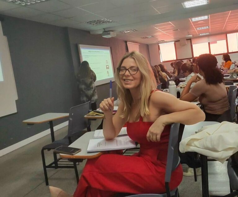 Sheila Mello volta aos estudos e cursa faculdade de Psicologia Sheila Mello volta aos estudos e cursa faculdade de Psicologia