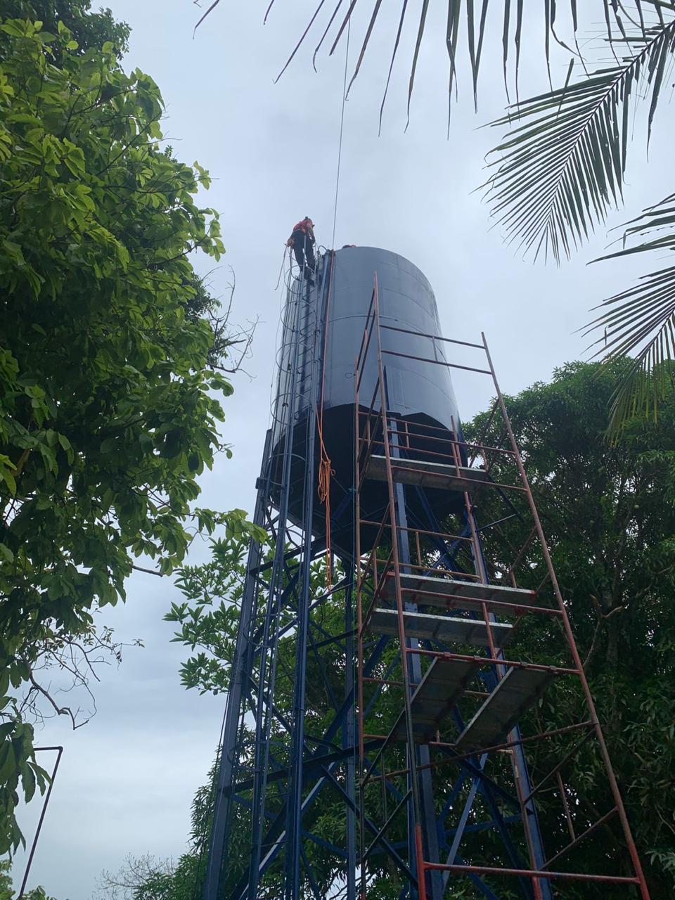 Pintores são resgatados de caixa d’água após intoxicação por solvente em Manaus