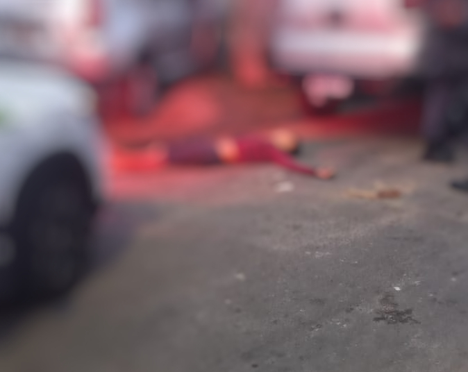 Suspeito de assalto é morto e outro é baleado durante confronto com a polícia em Manaus; vídeo