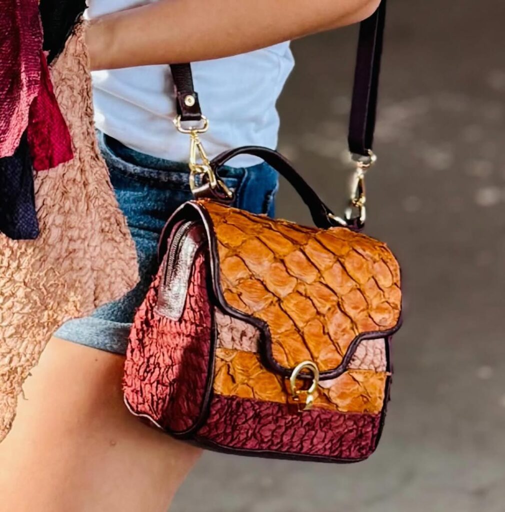 Moda sustentável: empresa transforma resíduos pirarucu e outros peixes amazônicos em acessórios de luxo - Yara Couro