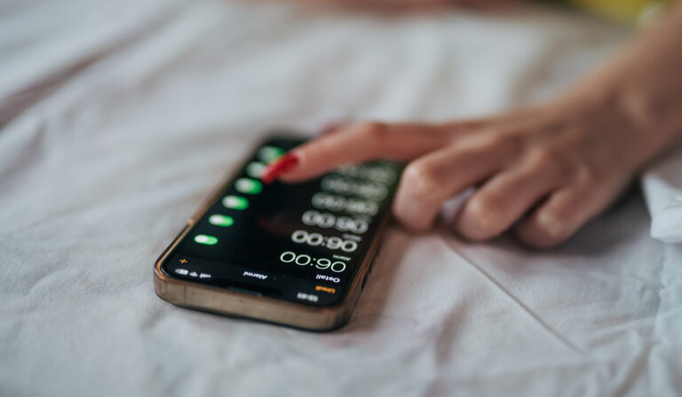 Acordar com despertador faz mal? Especialista explica impactos na saúde e como dormir melhor