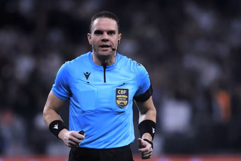Gustavo Ervino Bauermann apita Amazonas x Volta Redonda (Foto: Marcello Zambra/AGIF)