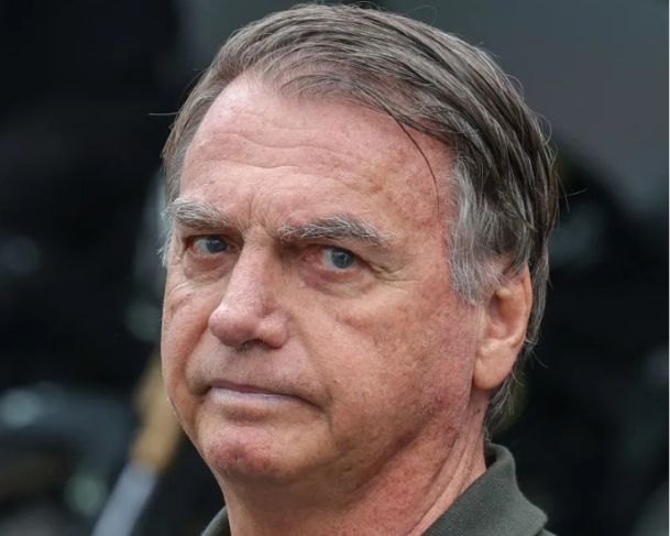 Jair Bolsonaro vai passar a noite no hospital, confirma equipe médica