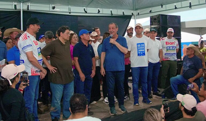 senadores Omar Aziz e Eduardo Braga, em Humaitá