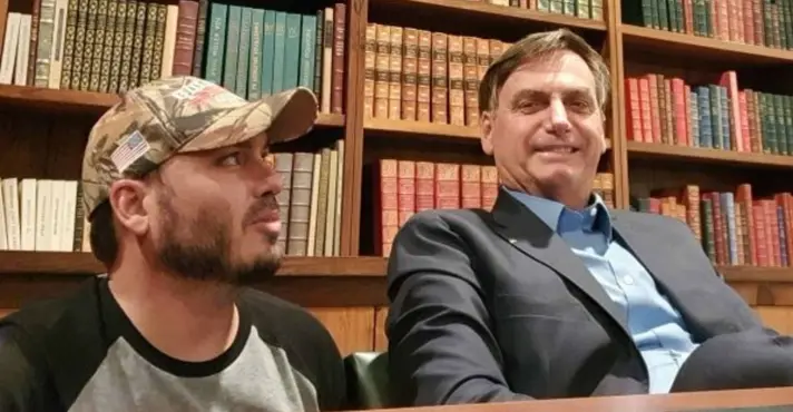 Em meio a julgamento de Bolsonaro no STF, Carlos revela estado de saúde delicado do pai: "Não está bem, mas resiste"