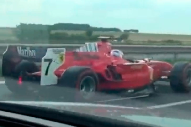 O carro de corrida nas rodovias da República Tcheca era pilotoado por homem de 51 anos (Foto: Reprodução)