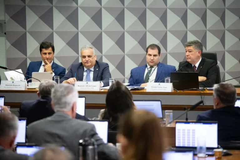 VÍDEO: Parlamentares e advogado do "Careca do INSS" batem boca em sessão da CPMI; depoimento continua