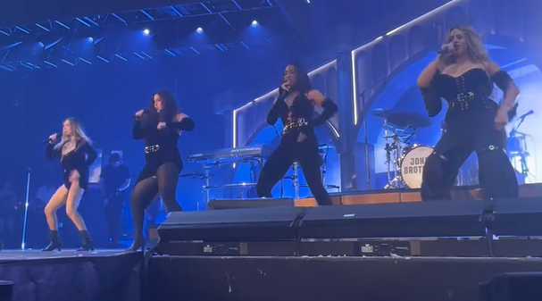 Sem Camila Cabello, Fifth Harmony surpreende fãs com apresentação em show dos Jonas Brothers