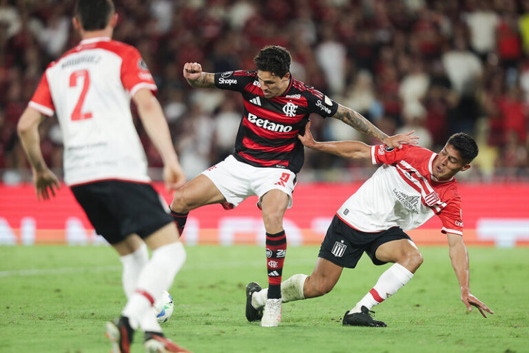 Flamengo derrota Estudiantes por 2 a 1 e decide vaga na Argentina (Foto: Gilvan de Souza/CRF)