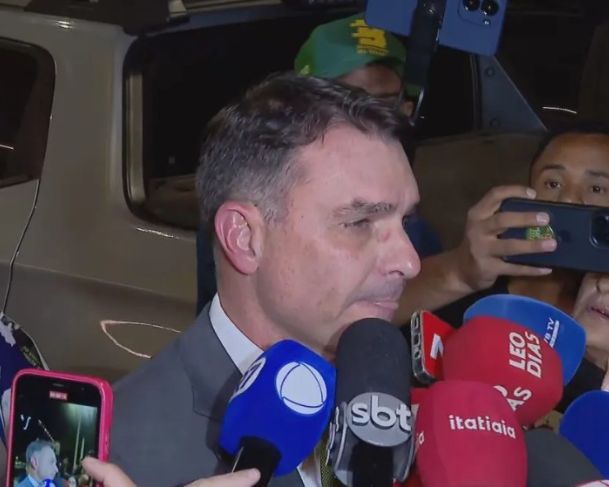 “Ficou quase dez segundos sem respirar”, detalha Flávio Bolsonaro sobre mal-estar sofrido pelo ex-presidente “Ficou quase dez segundos sem respirar”, detalha Flávio Bolsonaro sobre mal-estar sofrido pelo ex-presidente