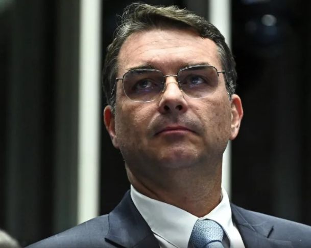 Flávio Bolsonaro se manifesta após STF formar maioria para condenar ex-presidente: “Querem matar Bolsonaro”