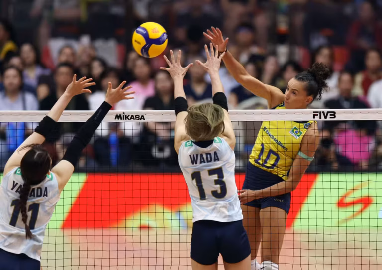 Gabi competindo pela medalha de bronze no Mundial de Vôlei no Japão contra o Brasil (Foto: Chalinee Thirasupa/Reuters)