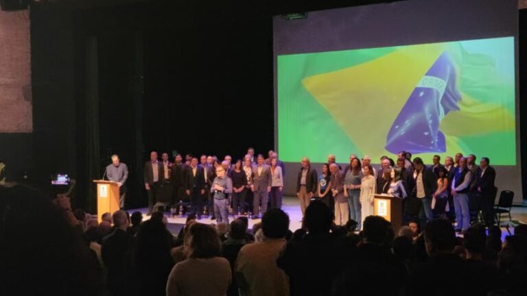 Ato por democracia reúne lideranças políticas, ministros e artistas em defesa da democracia em SP