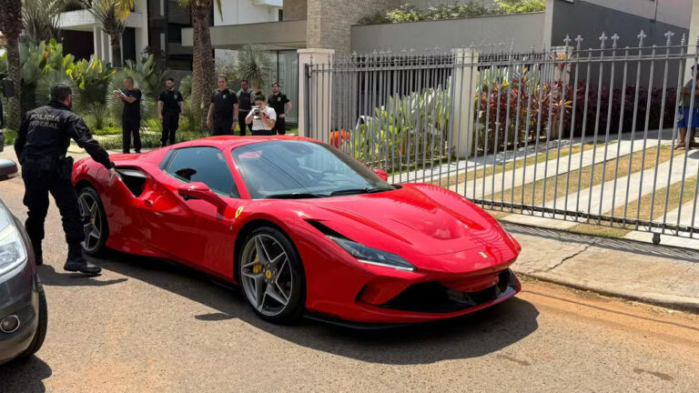 Ferrari, réplica de carro de F1 e esculturas eróticas são achadas em operação da PF contra "careca do INSS" e outros alvos