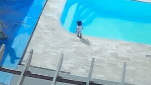 SUSTO! Criança de 1 ano cai em piscina enquanto pai limpa lona de proteção