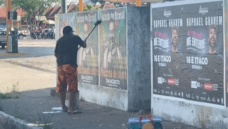 Cantor ‘Splash do Brasil’ é multado por propaganda irregular de lambe-lambes em Manaus