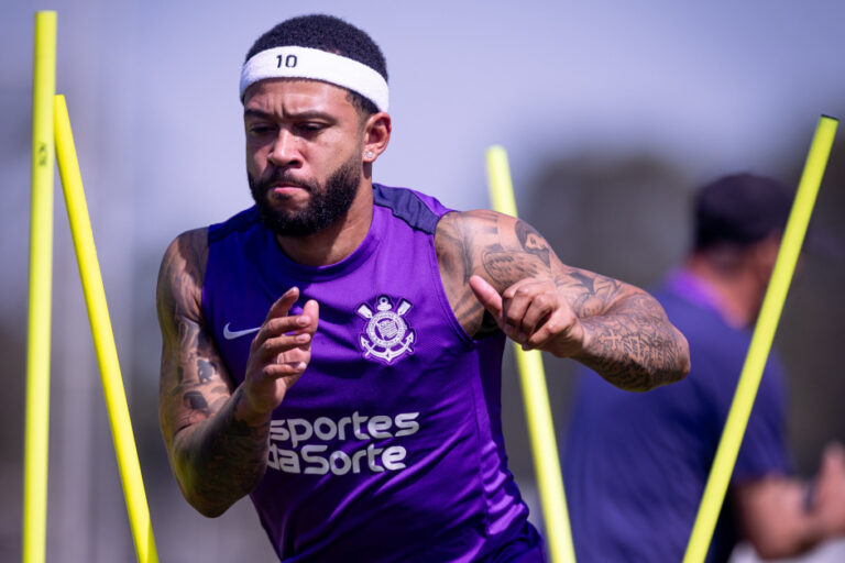 Memphis Depay sofreu edema na coxa direita e segue em recuperação (Foto: Rodrigo Coca/ag. Corinthians)