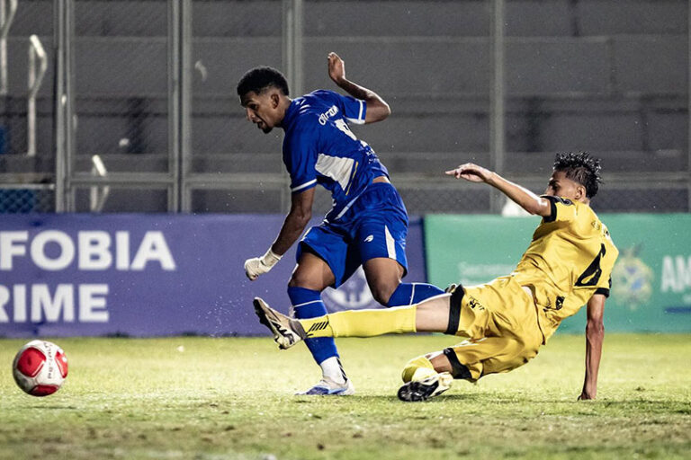 Cleilson Kekel recebeu livre na pequena área e bateu firme para garantir o triunfo azulino (Foto: Fernando Vasconcelos/NFC)