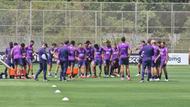 Grupos de jogadores reunidos no treino (Foto: Divulgação/Meu Timão)