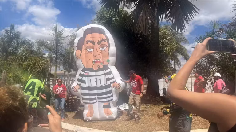 Grupos pró e contra Bolsonaro batem boca em frente a condomínio de ex-presidente