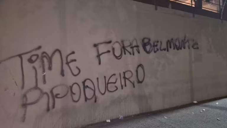 Torcida do São Paulo protesta e picha os muros do MorumBis
