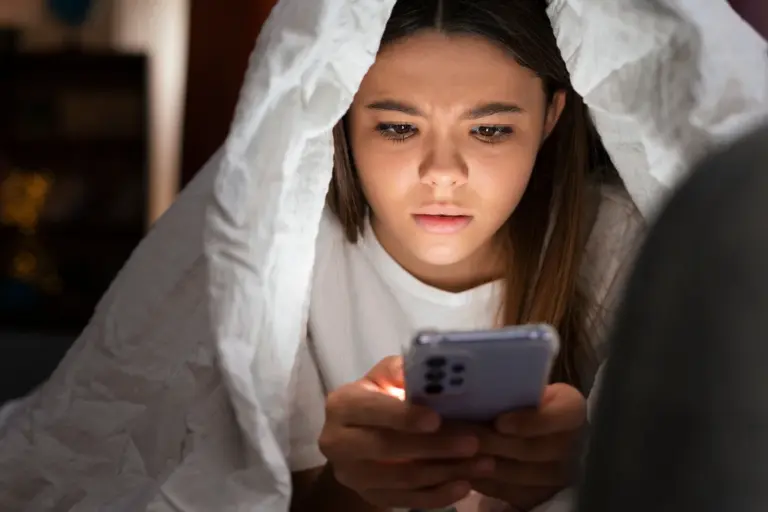 Tecnologia x saúde mental: psicóloga explica impactos, riscos e formas de equilíbrio no mundo digital