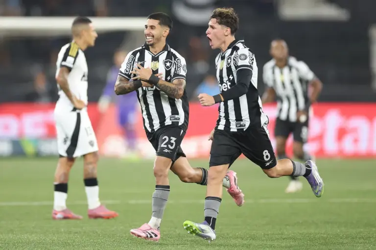 Santiago Rodríguez e Montoro comemoram o gol do Botafogo contra o Atlético-MG (Foto: Vitor Silva/Botafogo)