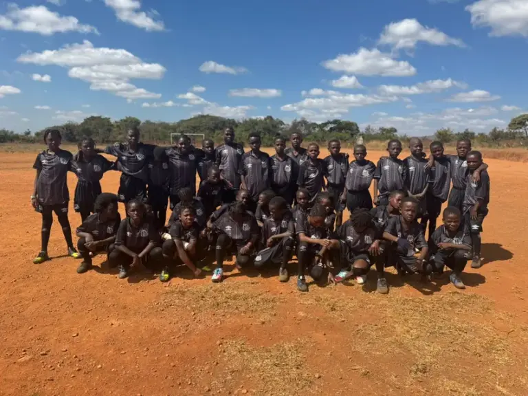 Santos doa uniformes para crianças refugiadas de país da África (Foto: Divulgação)