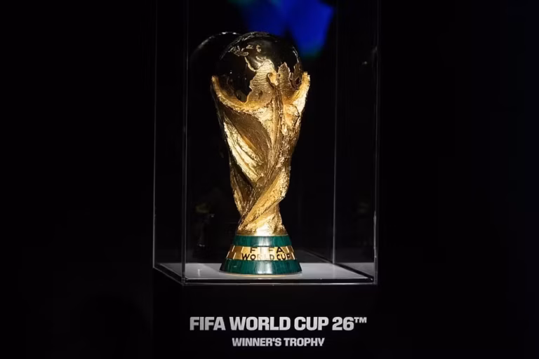 Troféu da Copa do Mundo de 2026 (Foto: Grace Hie Yoon/Anadolu via Getty Images)